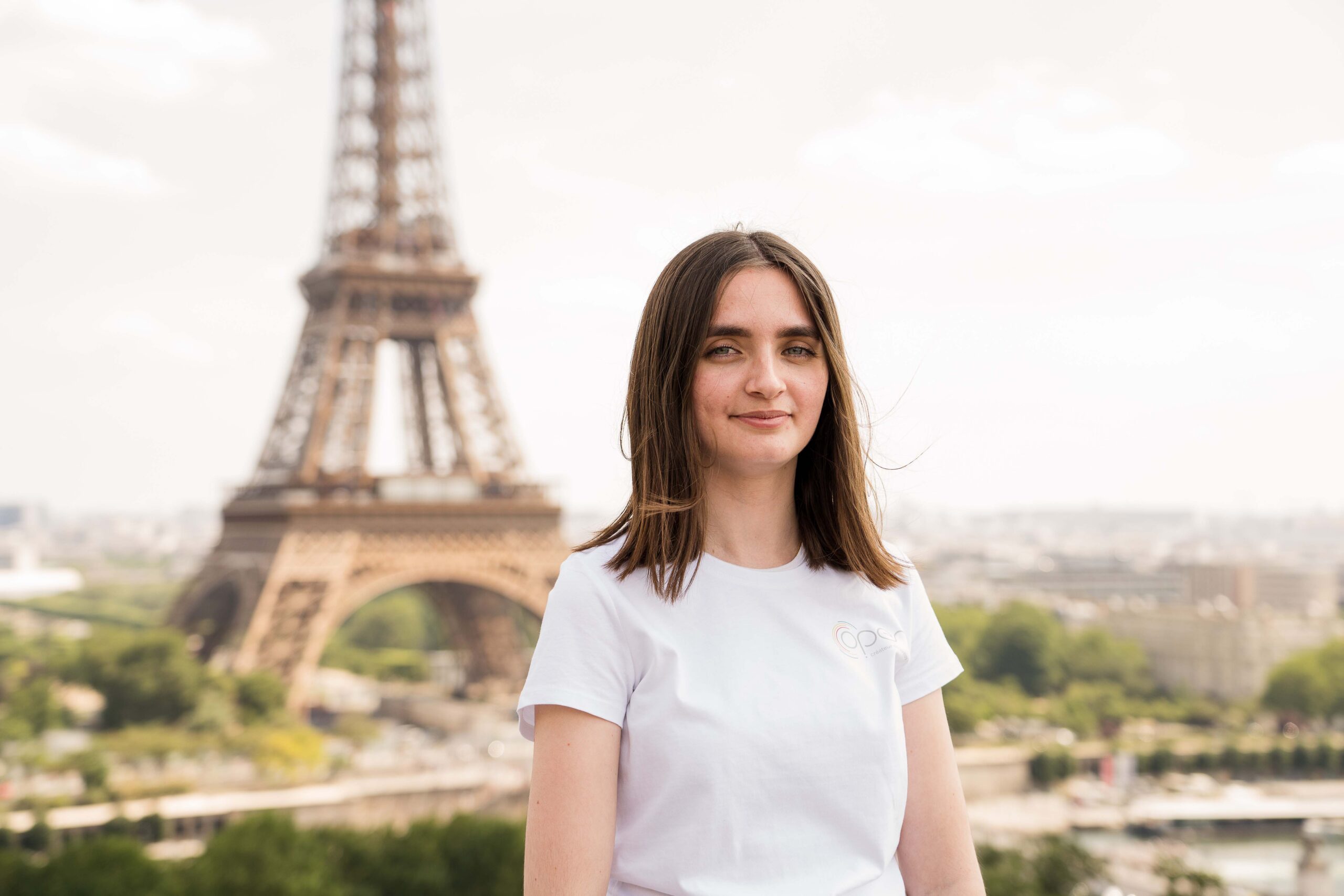 Jeune fille devant la tour Eiffel