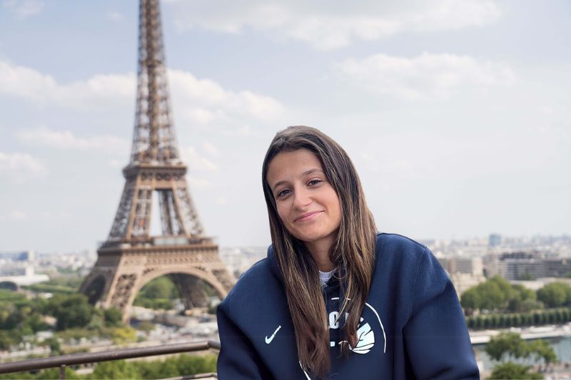 Une jeune femme devant la tour Eiffel