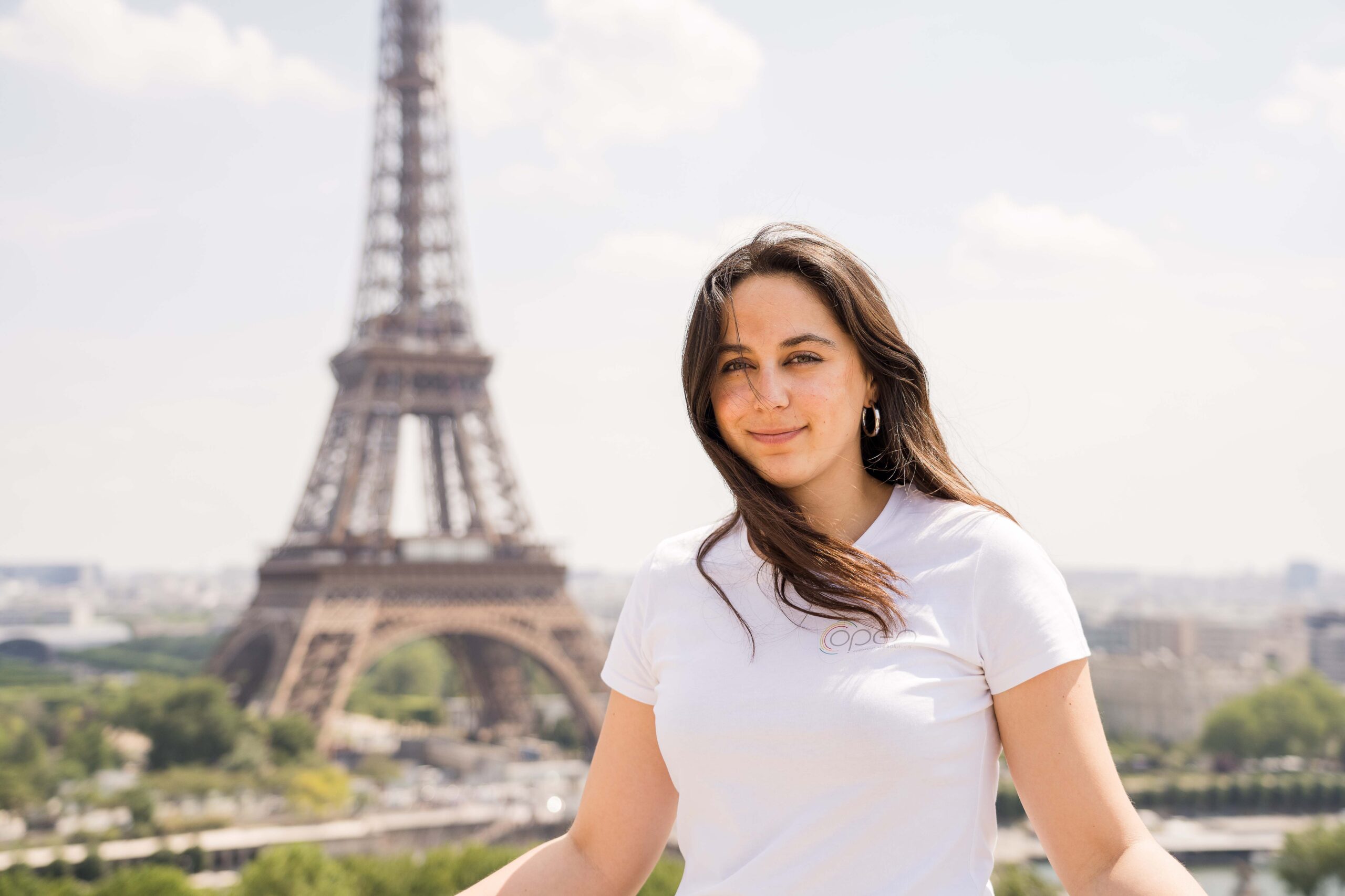 Un jeune fille se tenant face à la tour Eiffel
