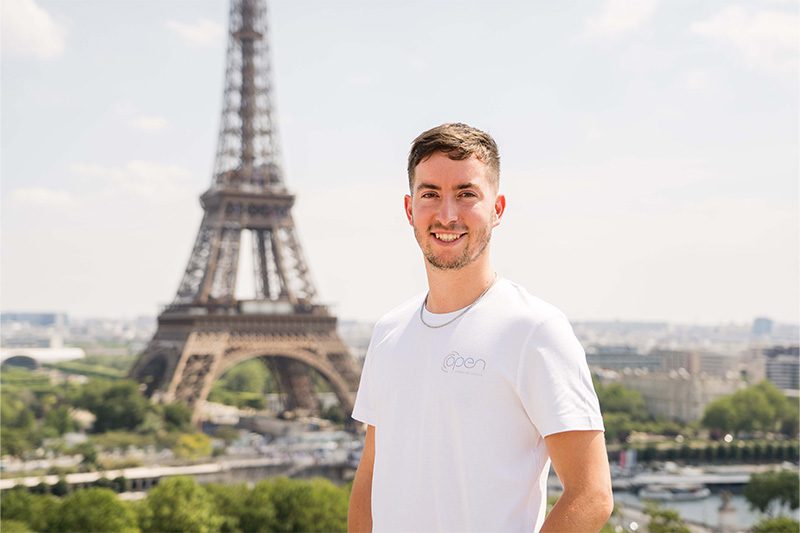 Jeune homme avec un fond Tour Eiffel