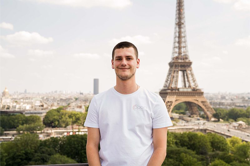 Un grand jeune homme avec un fond Tour Eiffel